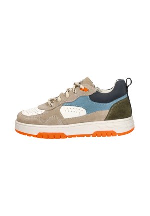 Lage sneaker met beige suède, blauwe en witte panelen, donkere hiel, beige veters en witte zool met feloranje loopvlakaccenten.