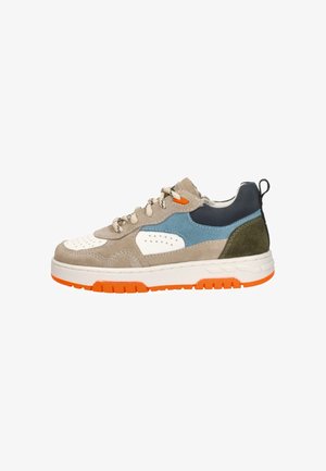 Lage sneaker met beige suède, blauwe en witte panelen, donkere hiel, beige veters en witte zool met feloranje loopvlakaccenten.