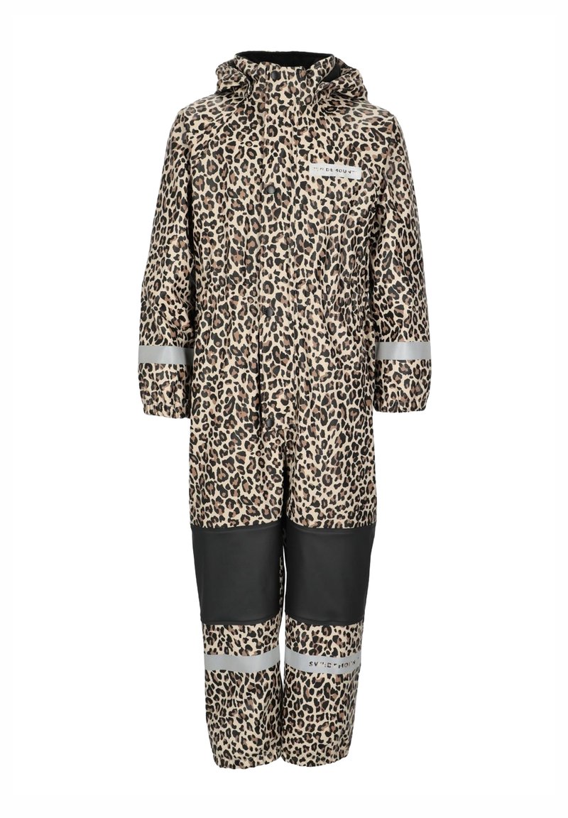 Leopardmønstret vandtæt overall med hætte, der har reflekterende striber på ærmerne og benene samt sorte detaljer på de nederste sektioner.