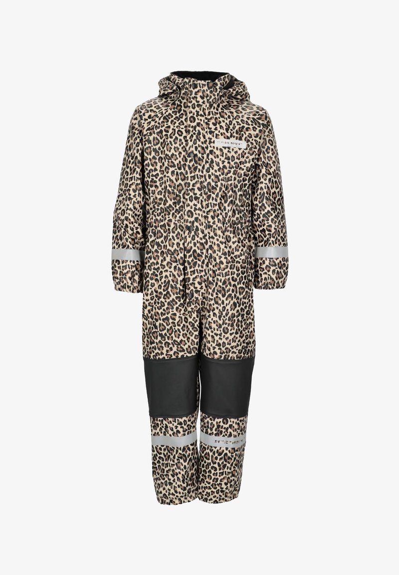 Leopardmønstret vandtæt overall med hætte, der har reflekterende striber på ærmerne og benene samt sorte detaljer på de nederste sektioner.