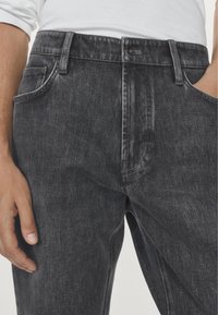 Jeans in denim grigio scuro con taglio dritto, texture sottile, tasche frontali e chiusura con bottone in vita. Nessun marchio visibile.