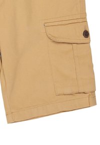 Beige cargoshorts gjorda av slitstark tyg, med sidoficka med knäppe och dubbelsydda fållar för ökad hållbarhet.