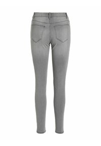 Jeans skiny de mezclilla gris con una cintura alta, que cuentan con dos bolsillos traseros y una textura suave. Diseño no desgastado, ajuste entallado.