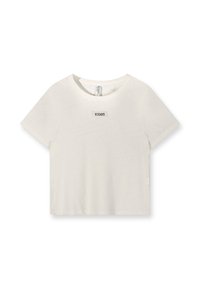 Witte katoenen T-shirt met een ronde hals, korte mouwen en een klein zwart logolabel aan de voorkant. Zachte, lichte stof.