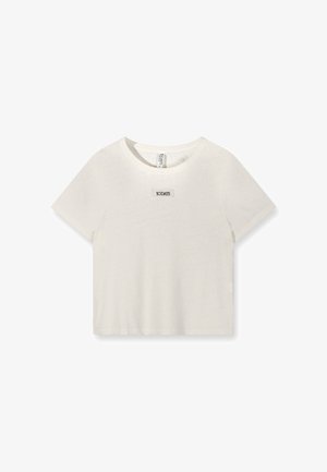 Witte katoenen T-shirt met een ronde hals, korte mouwen en een klein zwart logolabel aan de voorkant. Zachte, lichte stof.