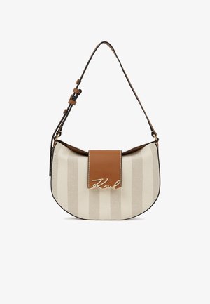 Beige og brunt stribet skuldertaske i halvmåneform med justerbar rem og brun læderklap med guldtonet "Karl" logo.
