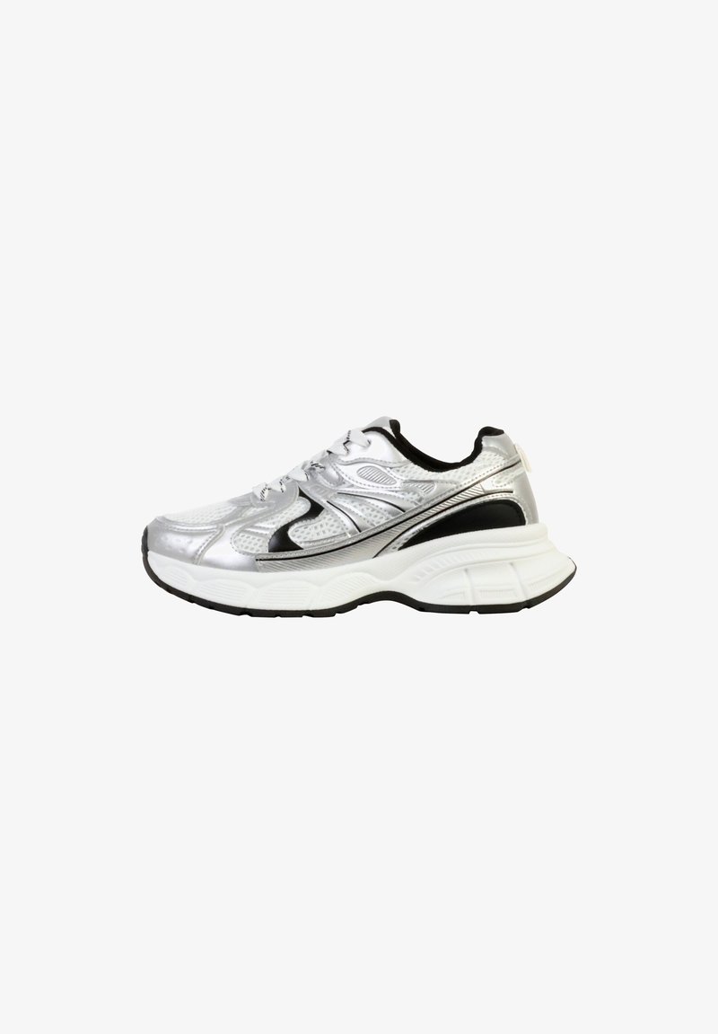 Baskets de sport argentées et noires avec une semelle blanche épaisse, une tige en mesh et un design à lacets, vues de côté droit.