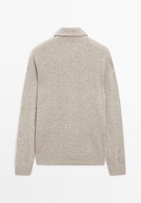 Maglione beige chiaro lavorato a maglia con colletto ripiegato, maniche lunghe, texture a coste e orlo dritto. Vista posteriore mostra linee pulite e design minimalista.