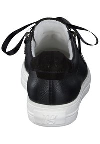 Zwarte leren sneaker met een gestructureerde bovenkant, witte rubberen zool en zwarte satijnen veters. Beschikt over een gevoerd kraag en een reliëflogo-detail.
