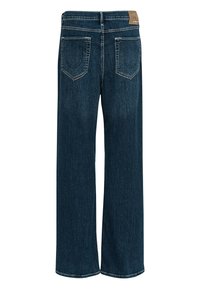 Jean droit en denim bleu foncé avec deux poches arrière et une étiquette de marque marron sur la ceinture, vu de dos.