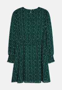 Ciemnozielona sukienka z długim rękawem w biały kwiatowy wzór, z elastycznymi mankietami, marszczoną talią oraz małym zapięciem na guziki z tyłu przy dekolcie.