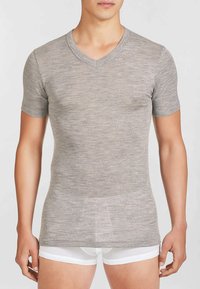 T-shirt grigio a maniche corte e scollo a V, realizzato in un morbido tessuto texture, con un design aderente e discreti motivi orizzontali su tutta la superficie.