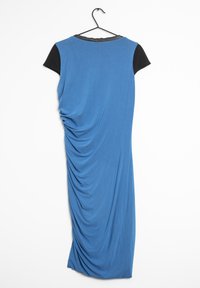 Vestido azul con textura fruncida, manga corta negra y escote redondo. Hecho de una tela suave, cuelga de una percha negra sencilla.