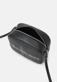 Calvin Klein Jeans SCULPTED CAMERA MONO - Taška s příčným popruhem - black