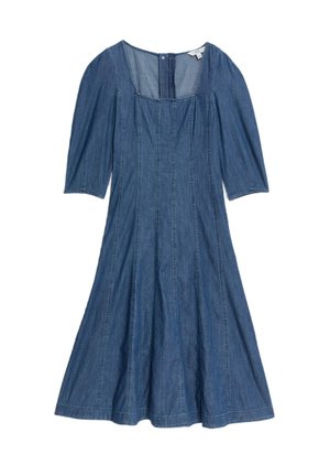 Vestido de denim con escote cuadrado, mangas de tres cuartos y costuras verticales. Diseño de falda acampanada en denim azul de lavado medio.