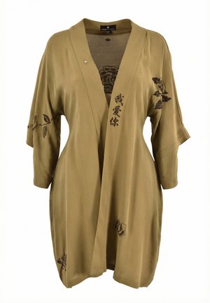 Giacca kimono marrone chiaro a fronte aperta con maniche 3/4, stampe floreali scure e scritte asiatiche verticali sulla parte anteriore sinistra.