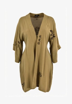 Giacca kimono marrone chiaro a fronte aperta con maniche 3/4, stampe floreali scure e scritte asiatiche verticali sulla parte anteriore sinistra.