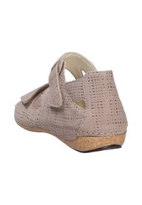 Beige geperforeerde leren schoen met een kurken zool, sluiting met achterkantband en open zijkanten, ontworpen voor comfort en ademend vermogen.