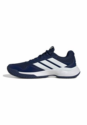 Dunkelblauer Sportschuh mit weißen Adidas-Streifen, weißer Zwischensohle und strukturierter Sohle, seitlich auf weißem Hintergrund gezeigt.