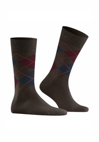Une paire de chaussettes marron mi-mollet avec un motif argyle bleu et bordeaux et des accents de couture rouges sur un fond blanc.