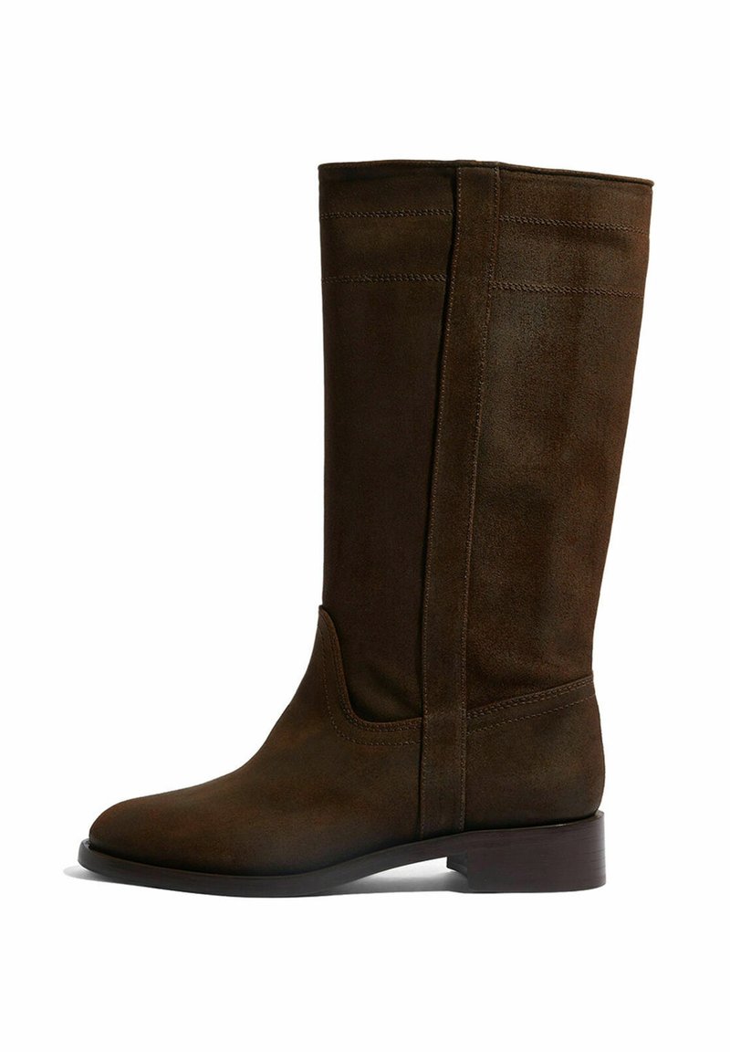 Bota de ante marrón hasta la rodilla con punta redonda, costuras mínimas y tacón cuadrado. Textura suave con un diseño simple y sin herrajes visibles.
