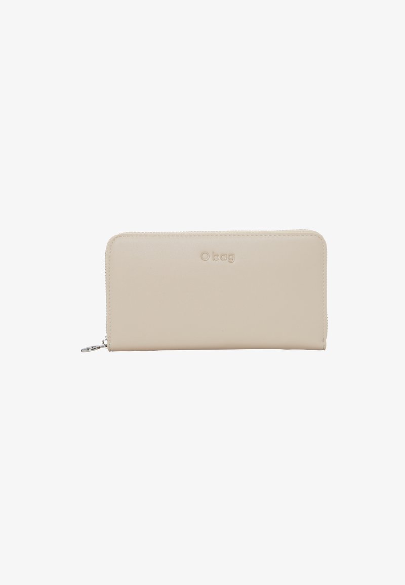 Portefeuille en cuir beige avec une texture lisse, fermeture éclair et logo embossé sur le devant. Forme rectangulaire avec des bords arrondis.