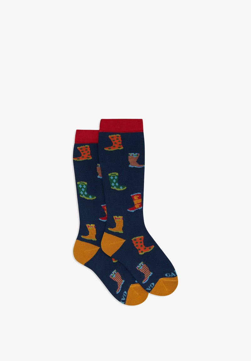 Calze fino al ginocchio di colore blu scuro con motivi di stivali da pioggia multicolori, banda superiore rossa e dettagli arancioni sulle dita. Realizzate in tessuto dalla consistenza morbida.