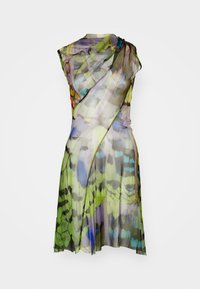 Robe transparente sans manches ornée d'un motif de papillons multicolores avec des nuances de vert, bleu et violet ; tissu fluide et léger.