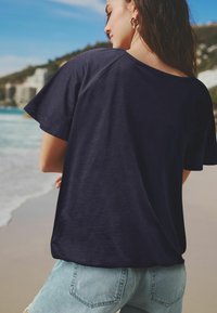 Next SHORT SLEEVE BUBBLEHEM REGULAR FIT - Triko s potiskem - navy