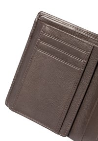 Braune Lederbörse mit strukturierter Oberfläche, die mehrere Kartenfächer und genähte Kanten aufweist. Das Innere ist ordentlich für Karten organisiert.
