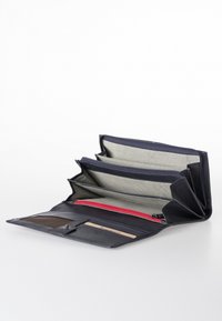 Leren portemonnee met een marineblauwe buitenkant, meerdere vakken en een rode ritszak, met een geblindeerde voering en een gladde afwerking.