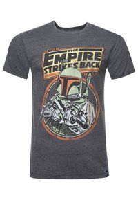 Camiseta de algodón gris con un gráfico colorido de un personaje con casco y un bláster, con el texto "El Imperio Contraataca".