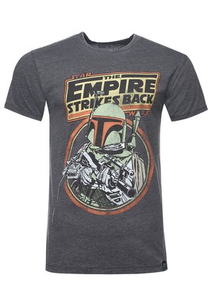 Camiseta de algodón gris con un gráfico colorido de un personaje con casco y un bláster, con el texto "El Imperio Contraataca".