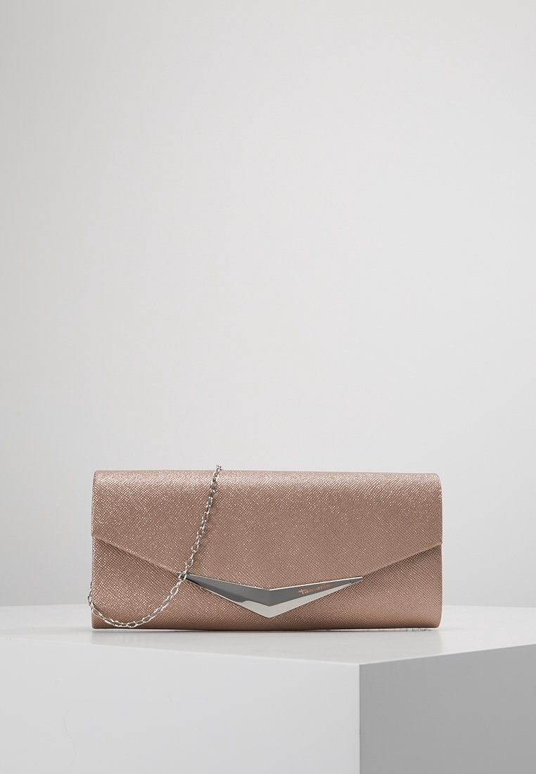 Pochette rectangulaire en or rose avec surface texturée, fermoir argenté en forme de V et fine chaîne argentée sur surface blanche.