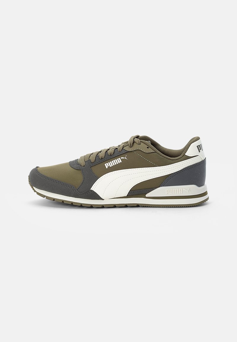 Baskets Puma vert olive, gris et blanc avec un système à lacets, logo Puma sur le côté et au talon, semelle texturée pour une bonne adhérence.