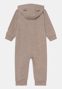 Dětský overal v světlé hnědé barvě, vyrobený z měkké látky, s kapucí a malýma ušima. Dlouhé rukávy a bezpáteřní design s manžetami na zápěstích.