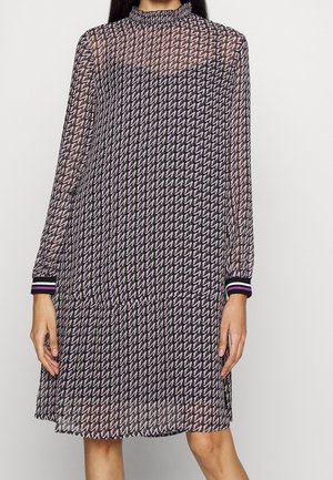 Langärmliges, durchscheinendes Kleid mit einem schwarz-lila geometrischen Muster, das einen hohen Kragen und gestreifte Ärmelabschlüsse in Schwarz, Lila und Pink aufweist.
