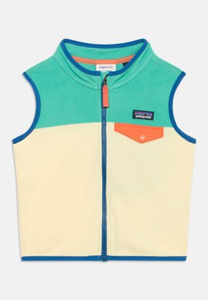 Kinder fleece mouwloos vest in teal en crème met blauwe sierbies, oranje ritstrekker en oranje borstzak met knoop, Patagonia logo patch.