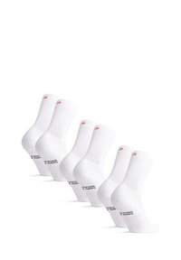 Calcetines de algodón blancos en un paquete de cinco, con textura acanalada, detalle de logo y costuras planas; diseñados para comodidad y durabilidad.