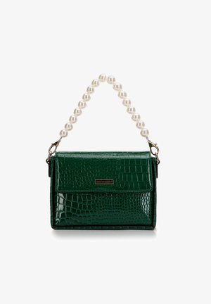 Bolso de mano verde embosado con cocodrilo y acabado brillante, que cuenta con una correa adornada con perlas y una placa con el logo en la parte frontal.