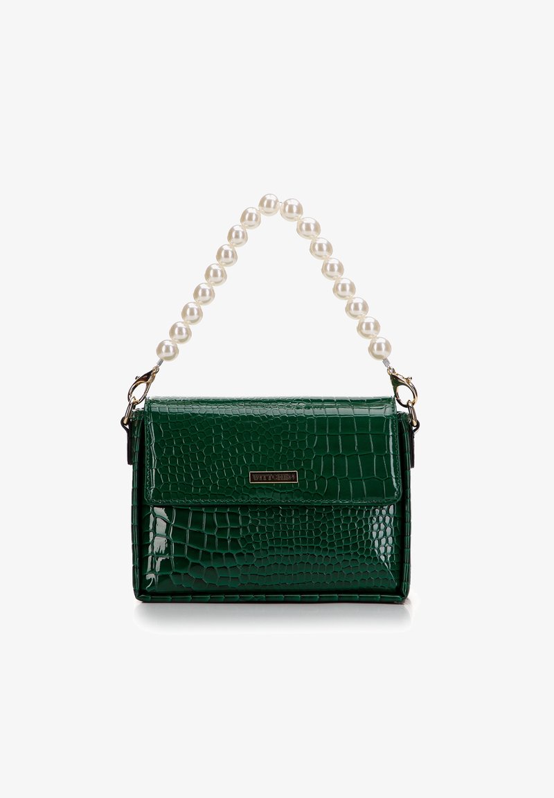 Sac à main en croco vert avec une finition brillante, doté d'une sangle ornée de perles et d'une plaque logo à l'avant.