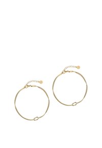 Orecchini a cerchio in oro con un design testurizzato e attorcigliato, accompagnati da un piccolo accento a catena. Inclusa una ciondolo rotondo con un logo.
