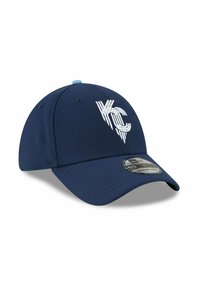 Marineblaue Baseballmütze mit einem weißen "KC"-Logo; aus Stoff mit einem gebogenen Schirm und bestickten Details. Mit einem Größenaufkleber auf dem Schirm.