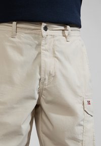 Unselected, beige silvr