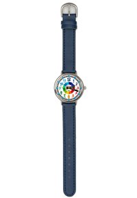 Montre à bracelet en cuir bleu avec un boîtier rond en acier inoxydable argenté, index colorés sur un cadran blanc et un centre noir. Fermeture à boucle.
