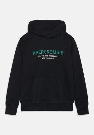 Czarna bluza z kapturem i kieszenią z przodu, z napisem „ABERCROMBIE” w zielonym i białym kolorze oraz tekstem „REG. U.S. PAT. TRADEMARK NEW YORK CITY” na piersi.