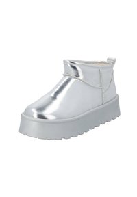 Stivale alla caviglia argento con finitura lucida, suola platform bianca, punta rotonda e cuciture decorative. Presenta un'impugnatura per una facile vestibilità.