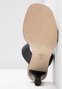 WEEKEND MaxMara Sandales à talons hauts - black