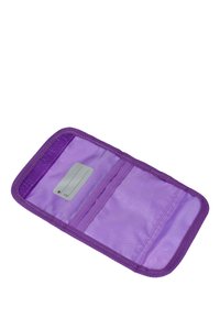 Portafoglio di tessuto viola con chiusura in velcro, dotato di due scomparti interni e una sezione per documenti d'identità in argento. Texture liscia.