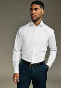 Next FIT SINGLE CUFF EASY CARE TWILL WITH CUTAWAY COLLAR.  - REGULAR FIT - Business skjorter - white